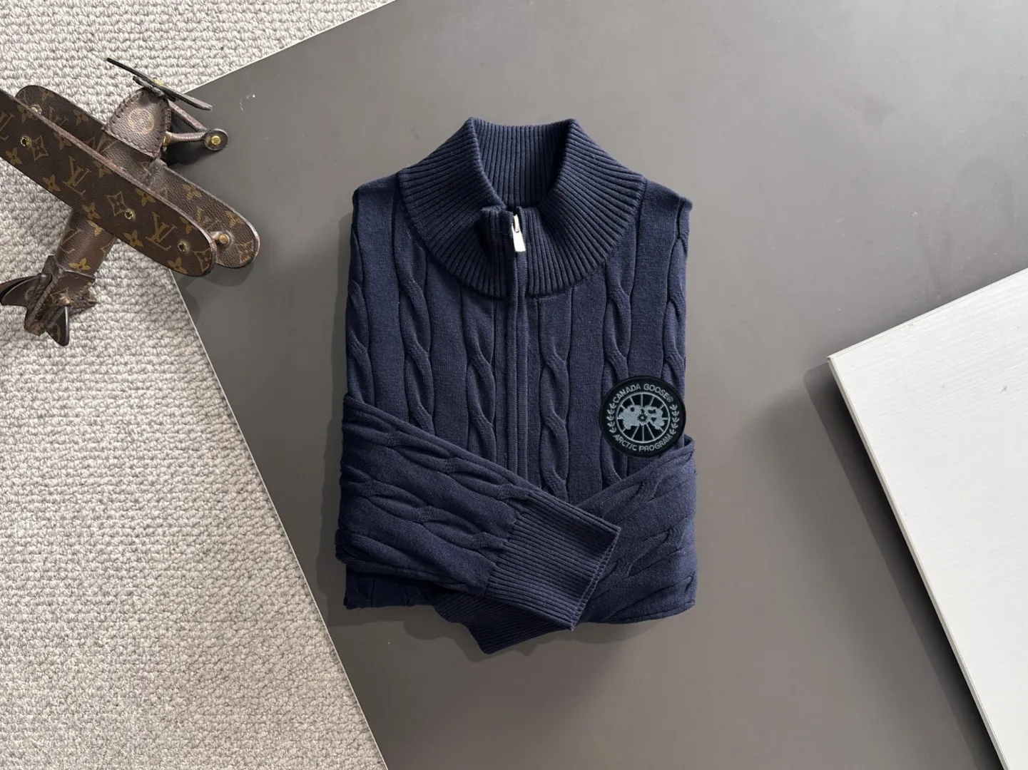Next day shipping P460 Big Goose 2025 official website latest winter sweater, popular items are on sale at the counter simultaneously! Specially made of wool blended fabric. It feels comfortable and can be directly in contact with the skin. The logo badge is exquisitely embroidered, which is extremely eye-catching! The details highlight the fashionable charm of big brands. Exquisite workmanship. Three-dimensional cutting style. The wearing effect is invincible and handsome! All three standards are complete! Size: M-3XL
